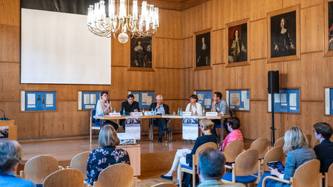 Teilnehmer von links nach rechts: Olga Sparschuh, Knud Andresen, Wilfried Rudloff, Jeanette van Laak und Christoph Lorke Teilnehmer von links nach rechts: Olga Sparschuh, Knud Andresen, Wilfried Rudloff, Jeanette van Laak und Christoph Lorke