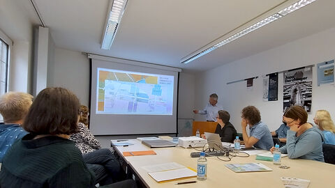 Holger Gräf präsentiert den Zuhörer*innen anhand des Hessischen Städteatlas Arolsen und weiterer Mappen seine Erkenntnisse zu Lage und Architektur von Rathäusern in den Städten bis zum 19. Jahrhundert Holger Gräf präsentiert den Zuhörer*innen anhand des Hessischen Städteatlas Arolsen und weiterer Mappen seine Erkenntnisse zu Lage und Architektur von Rathäusern in den Städten bis zum 19. Jahrhundert